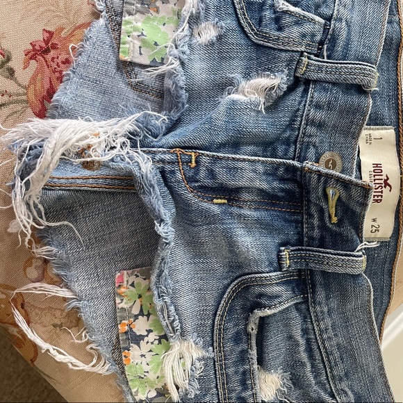 Hollister cut off Jean shorts - Picture 6 of 8